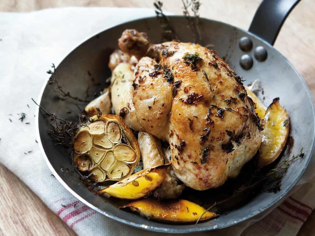 kip met citroen en tijm in een pan