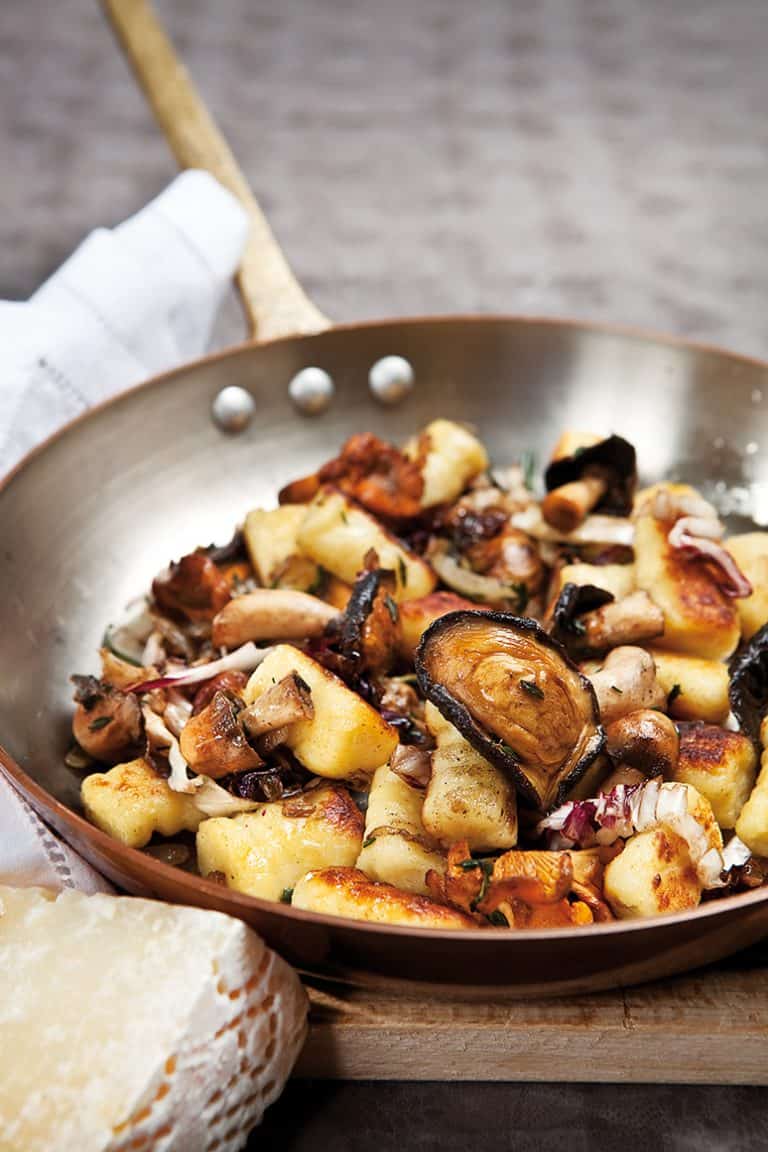 Gnocchi van gepofte aardappeltjes met paddestoelen en radicchio