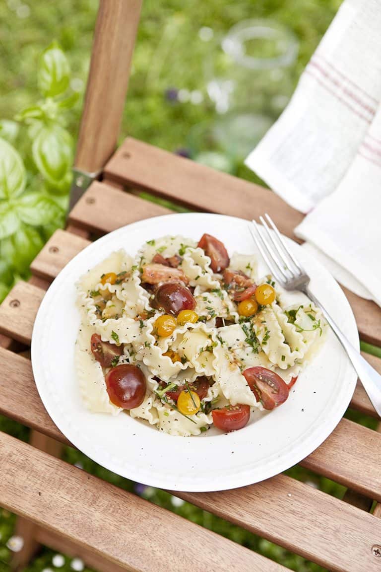Pasta met tuinkruiden en tomatenpitjesdressing