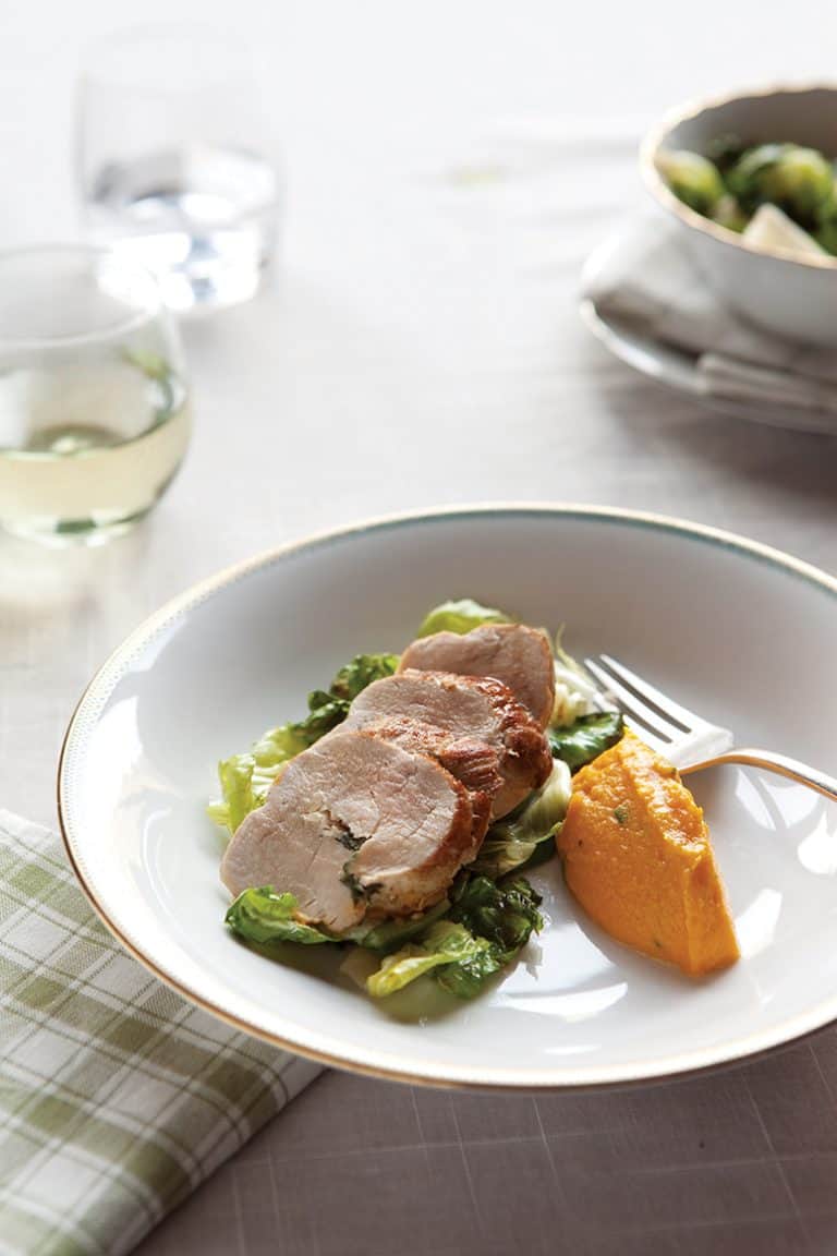 Varkenshaas gevuld met salie en knoflook, pompoenpuree en gestoofde andijvie