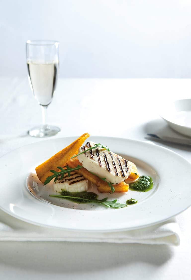 Krokante polenta met haloumi en peterseliepesto