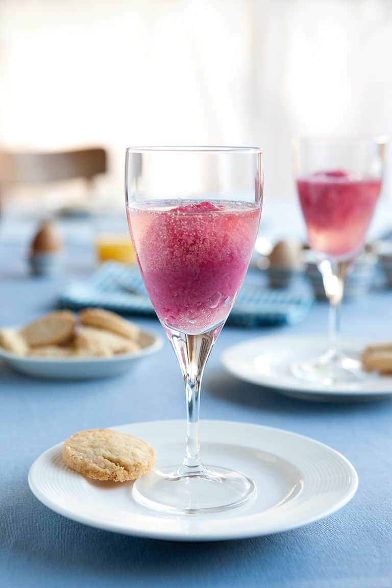 Spoom van rabarbersorbet en cava
