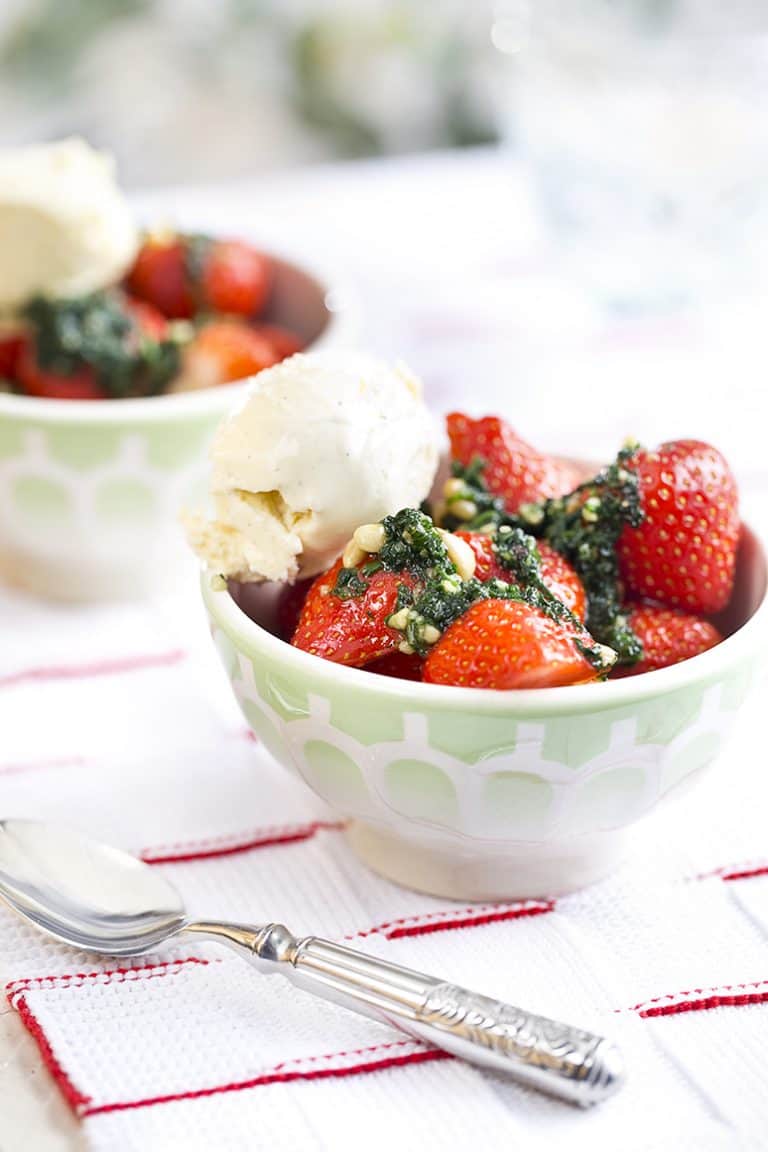 Aardbeien met zoete basilicumpesto