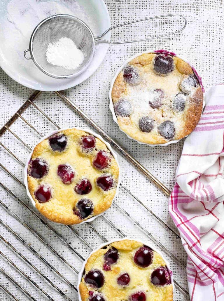 Kleine kersenclafoutis