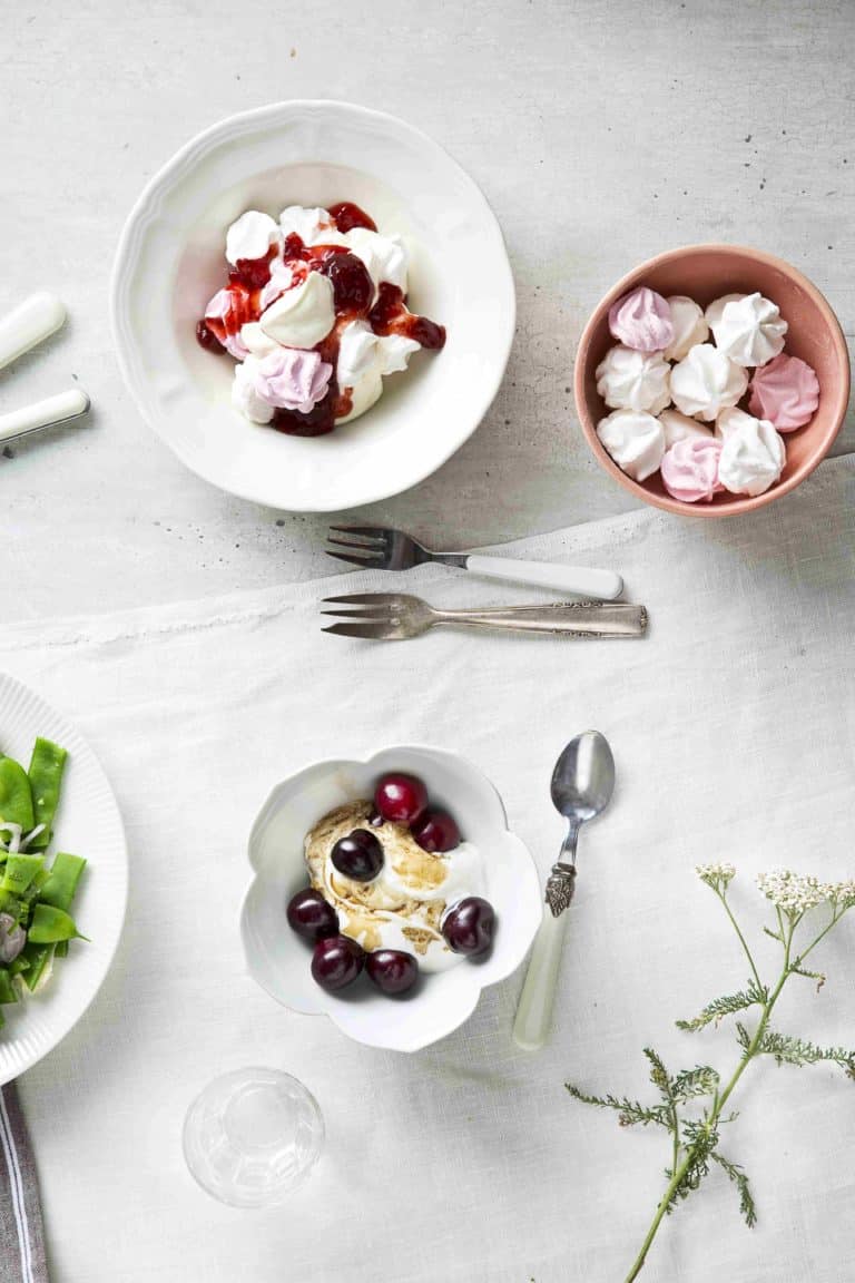 Schuimpjes met slagroom en jam
