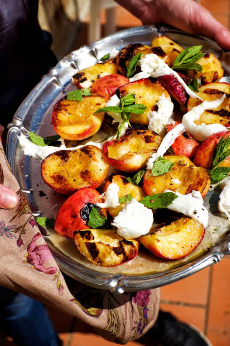 Geroosterde perziken met munt, mozzarella en honing