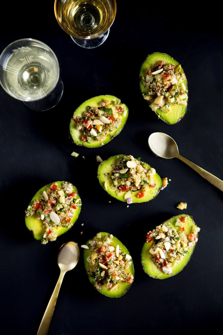 Met quinoa gevulde avocado's