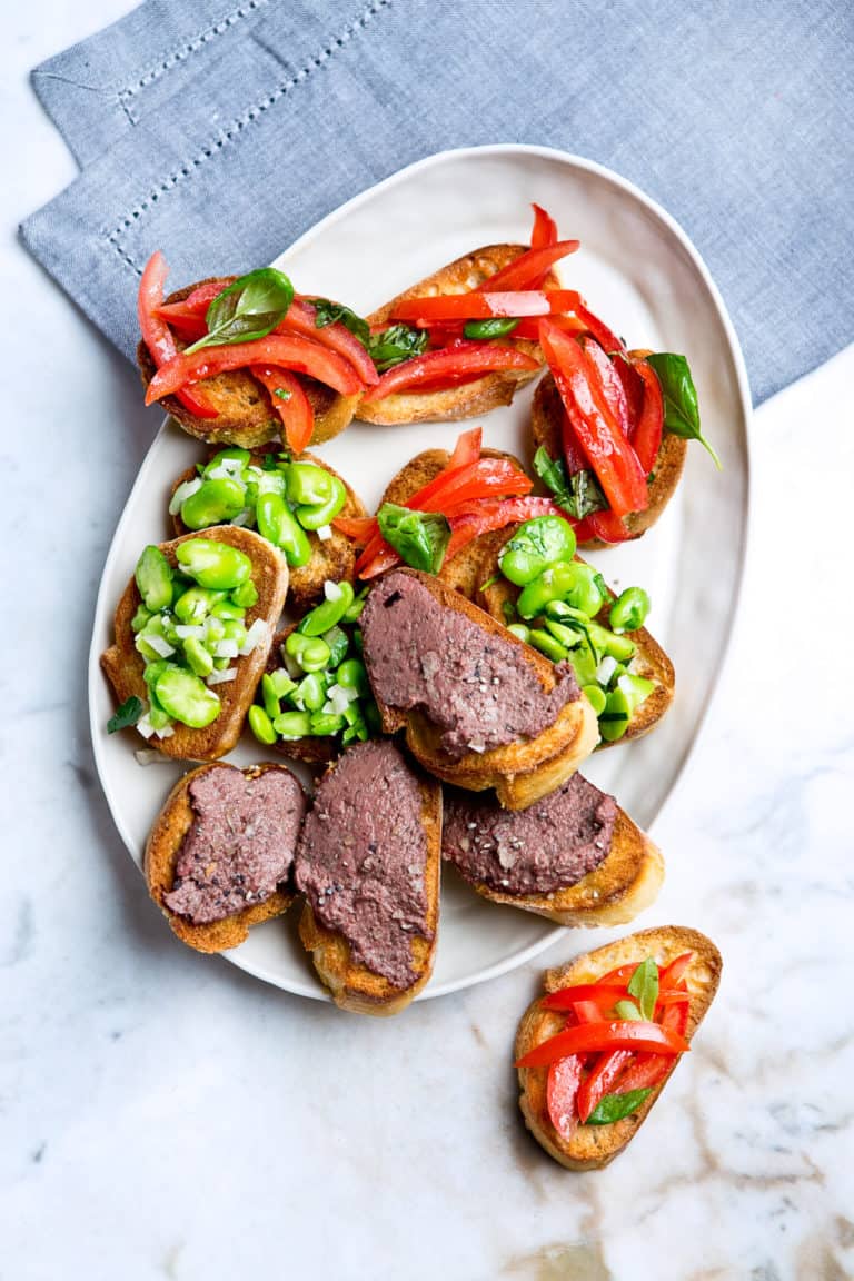 3x bruschetta met tomaten, tuinbonen en kalfslevertopping