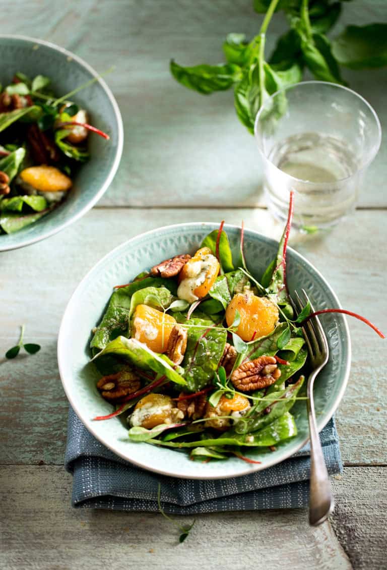 Met blauwe kaas gevulde abrikozen op pecansalade