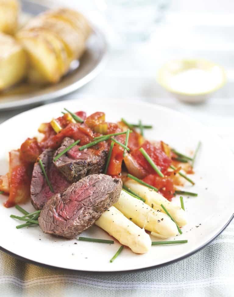 Asperges met biefstuk en hasselback potatoes