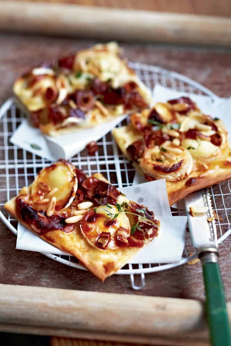 Bladerdeegpizza met geitenkaas en dadels