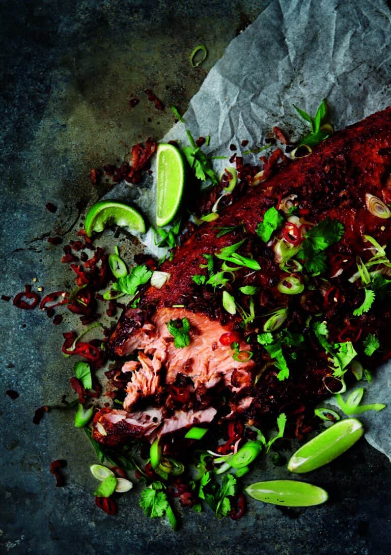Hele gegrilde zalm van de barbecue