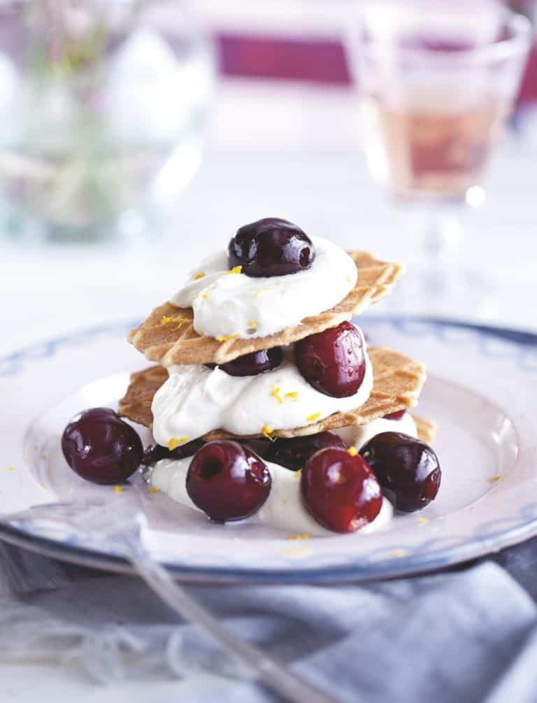 Boterwafeltjes met kersen en kirschroom
