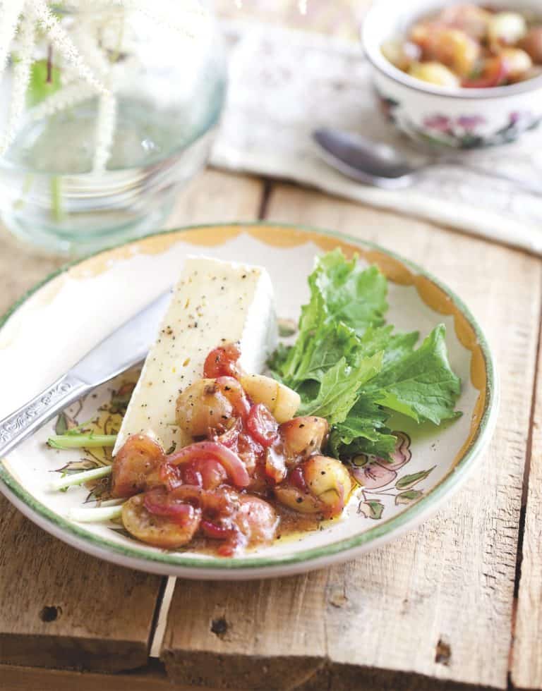 Brie met raapstelen en kruisbessenchutney