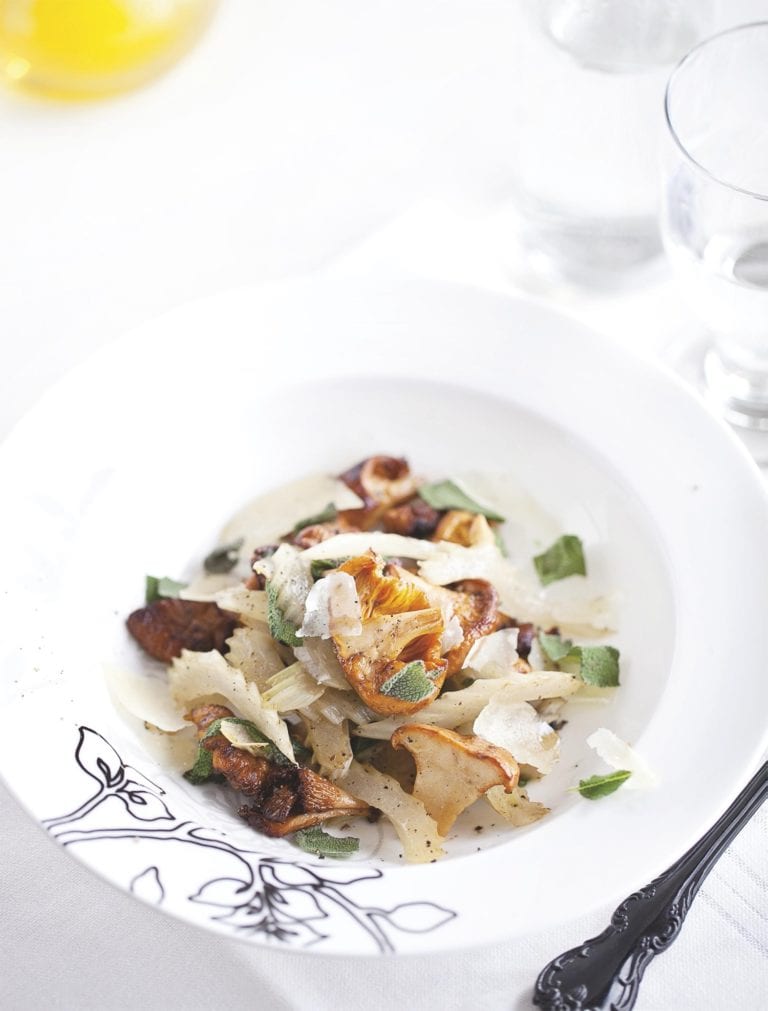 Gebakken cantharellen met pecorino en salie