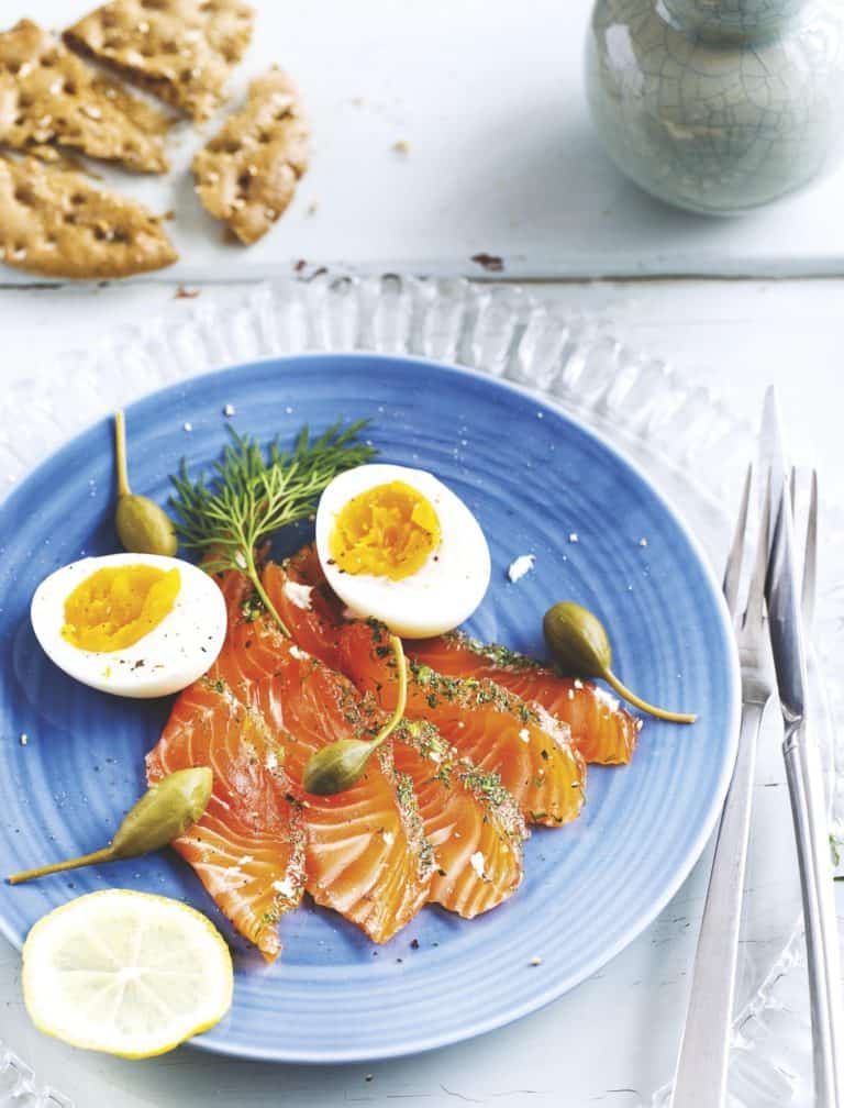 Gravad lax met ei, mierikswortel en knäckebröd
