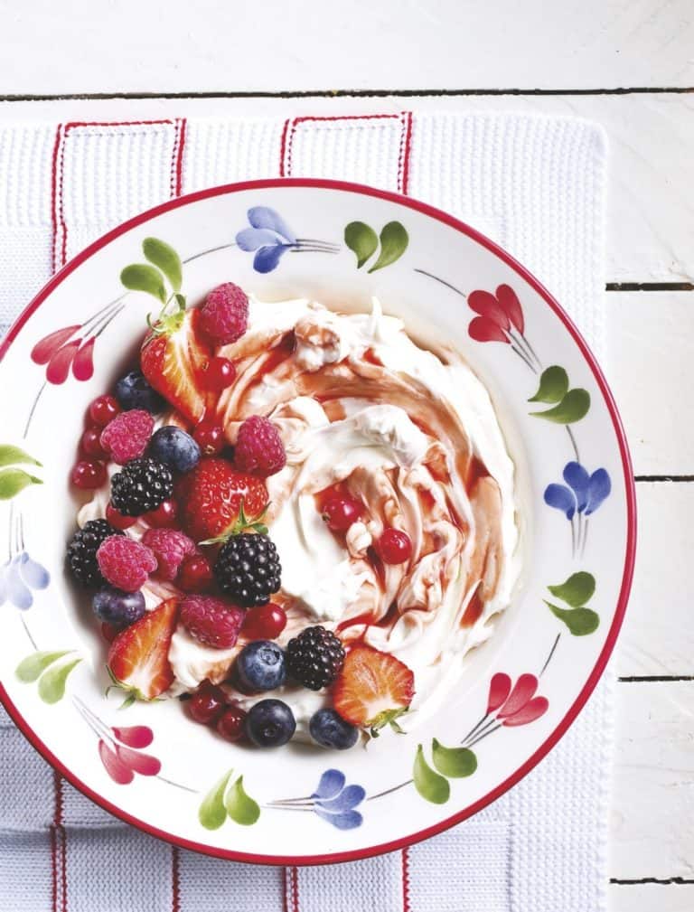Hangop met zomerfruit en siroop
