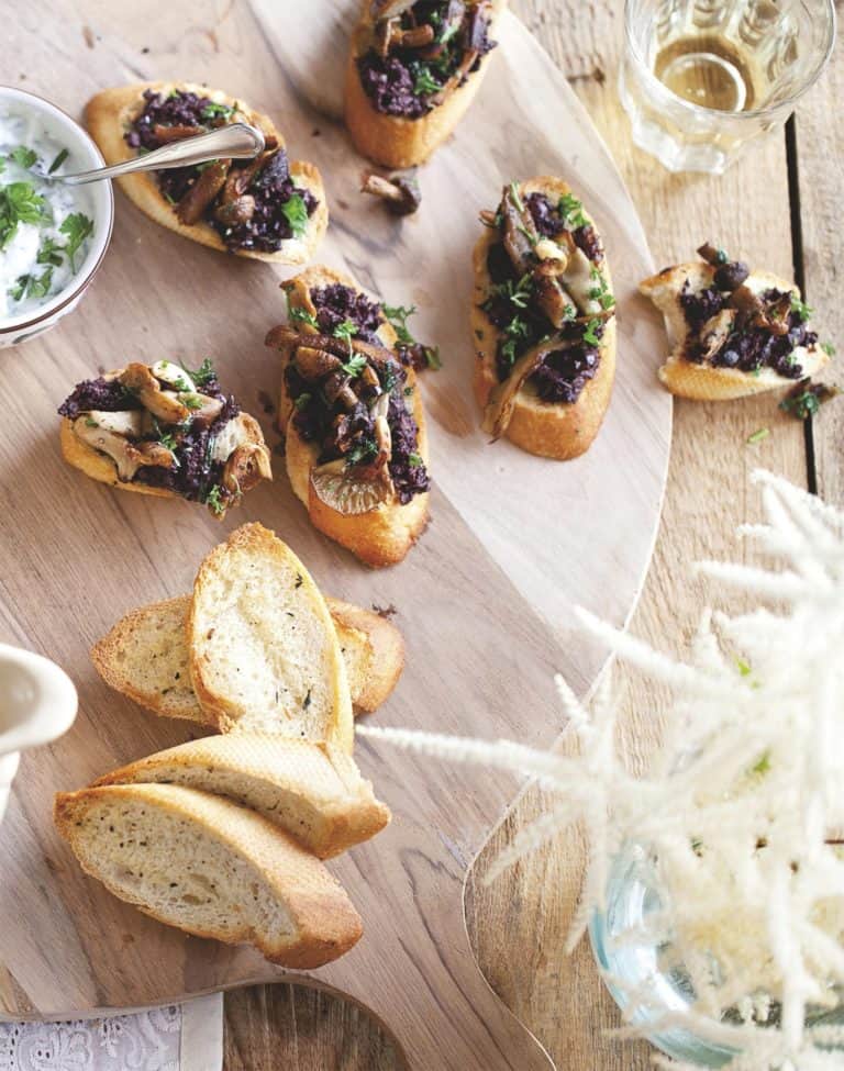 Knoflookcrostini met cantharellen en peterselie
