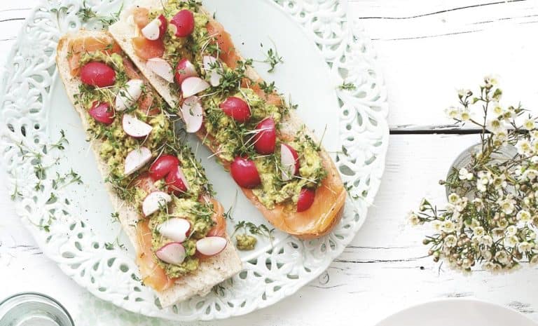 Stokbrood met avocado en gerookte zalm