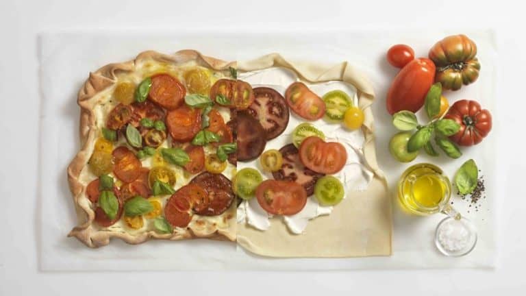 Flammkuchen met kleurrijke tomaten
