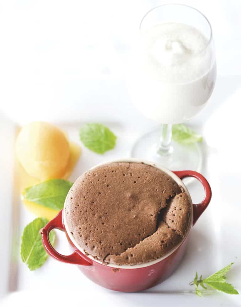 Chocoladesoufflé met schuim van kokos