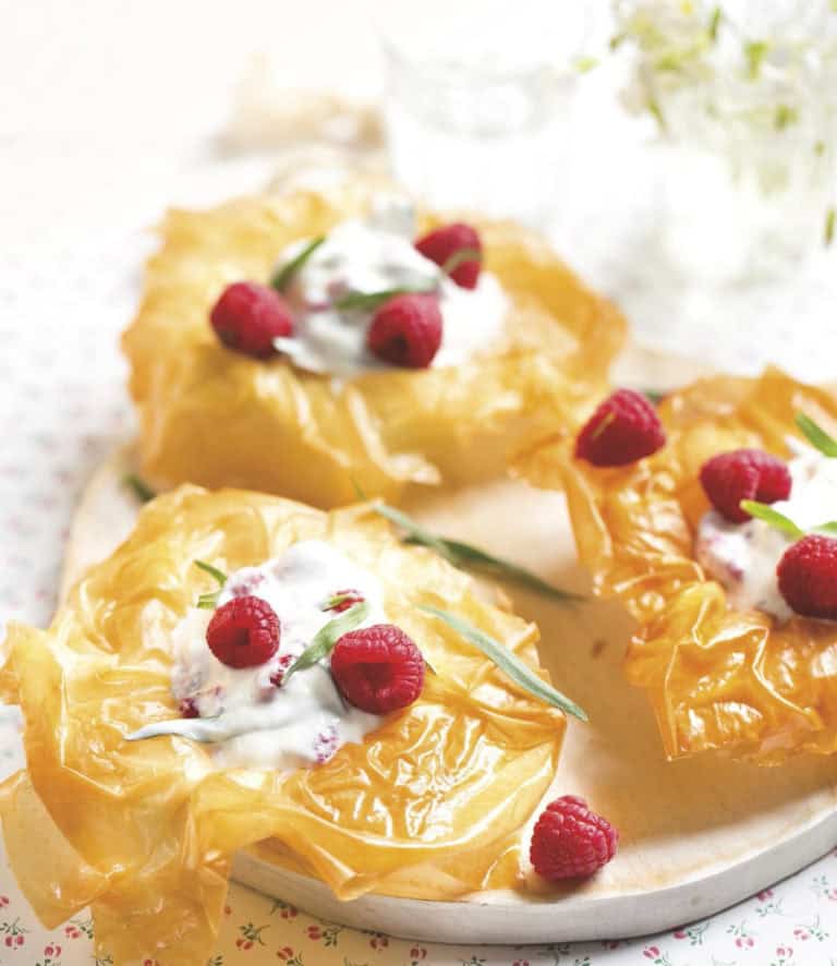 Dragonyoghurt en frambozen in filodeeg