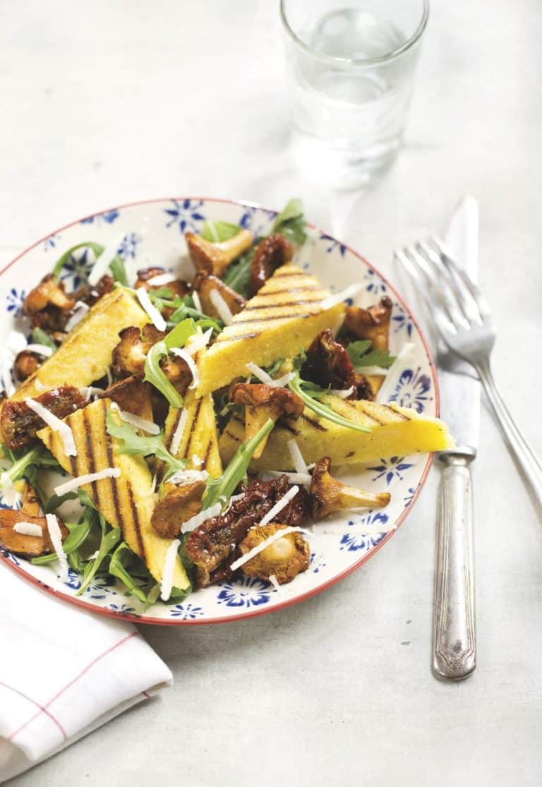 Gegrilde polenta met cantharellen en rucola