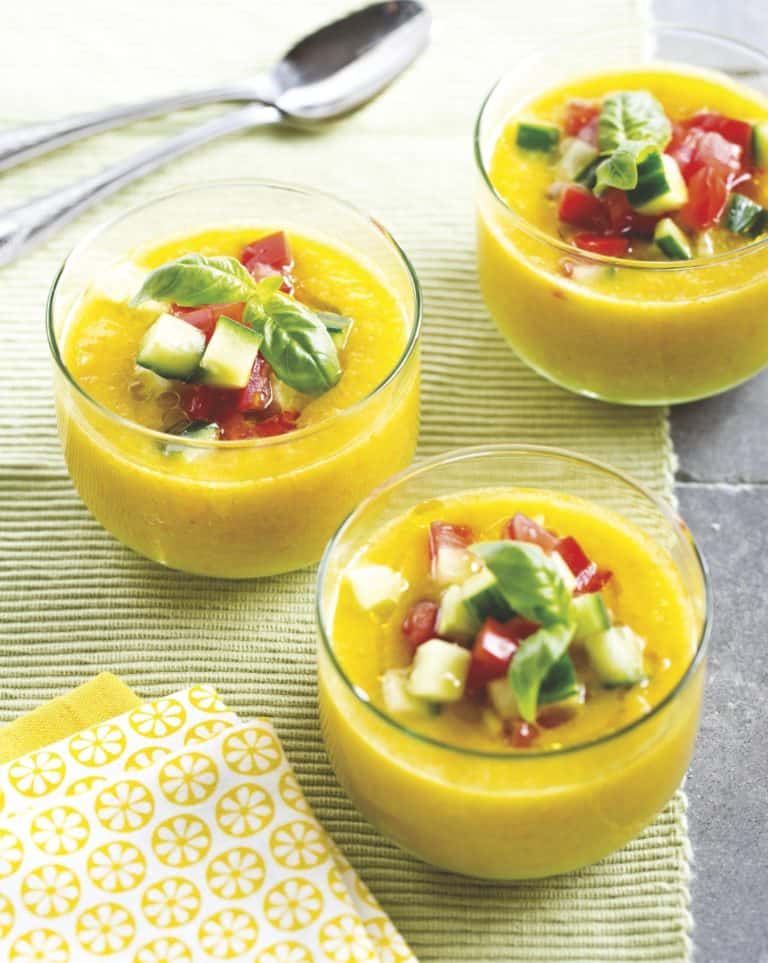 Gele gazpacho met wodka en basilicum