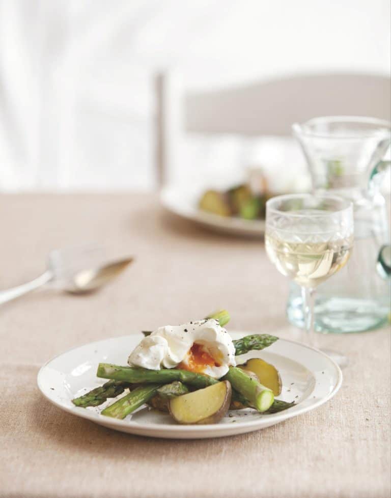 Gepofte aardappels met gepocheerd ei en groene asperges