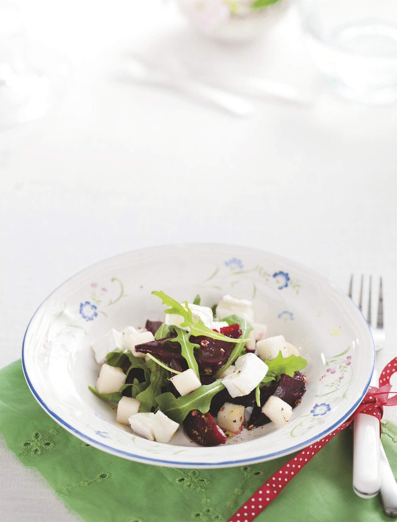 thumbnail voor Gepofte rode bietjes met geitenkaas, peer en rucola