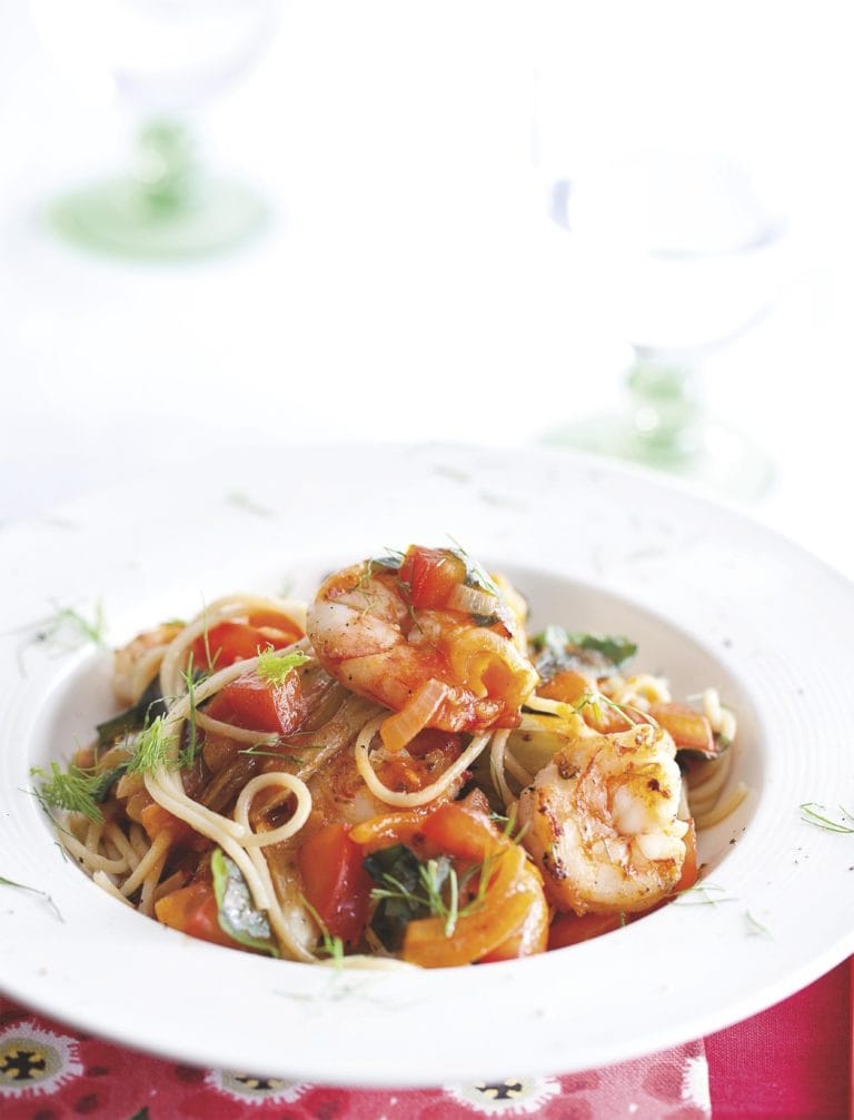 Linguine met venkel, garnalen en warme tomaat-sjalottendressing