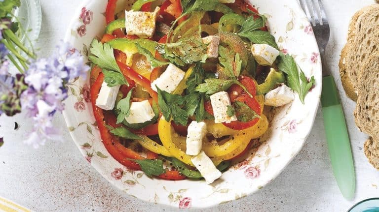 Paprikasalade met peterselie en brie