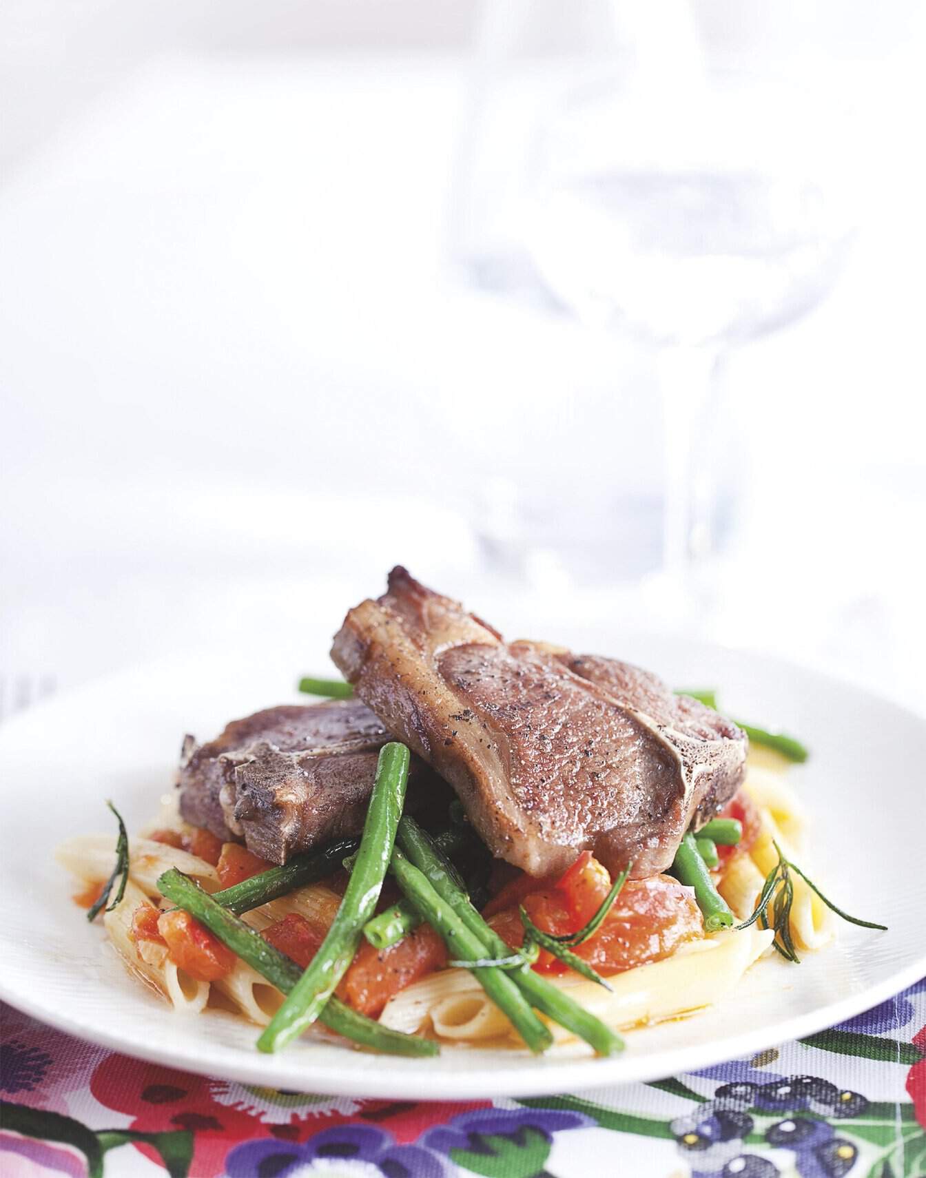 thumbnail voor Penne all’arrabiata met lamskoteletjes en rozemarijnsperzie bonen