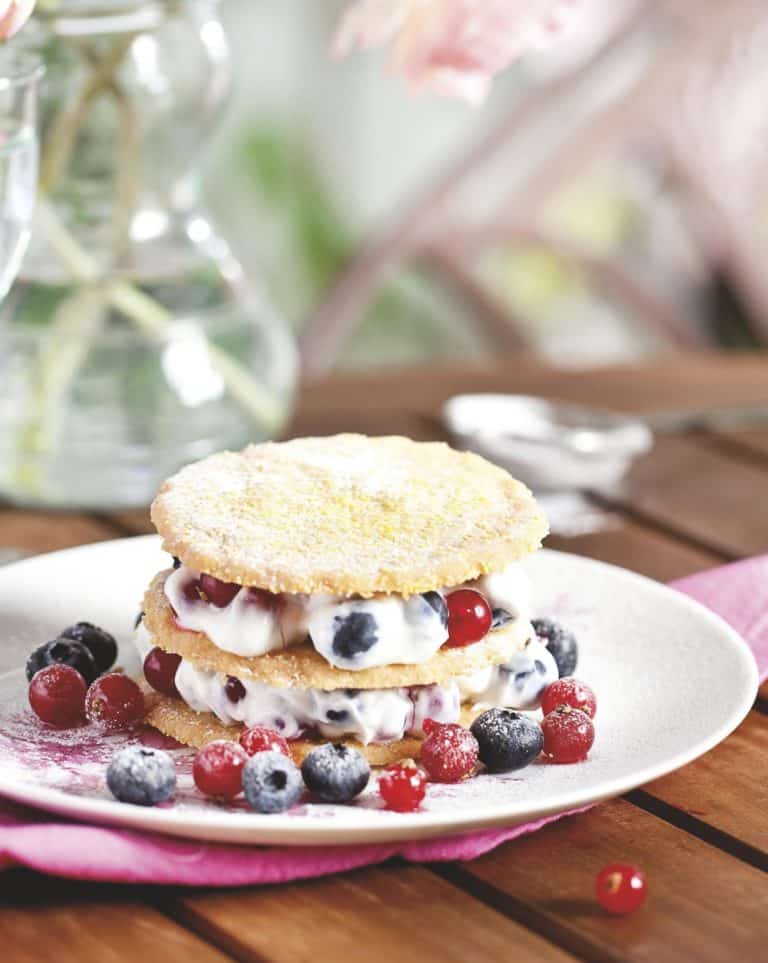 Polentakoekjes met bessenyoghurt