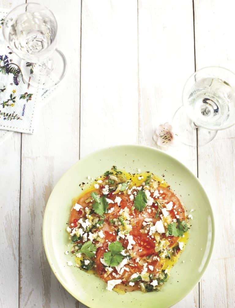 Salade van vleestomaten met tomatillosalsa en feta