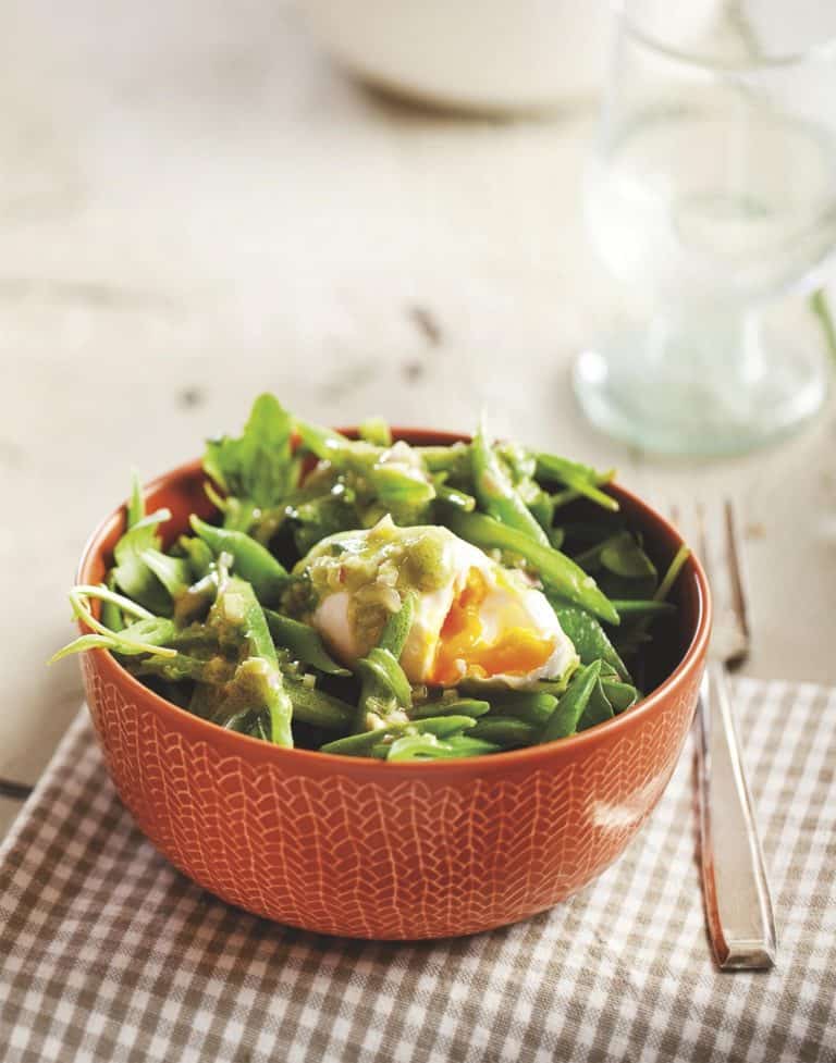 Snijbonensalade met gepocheerd ei