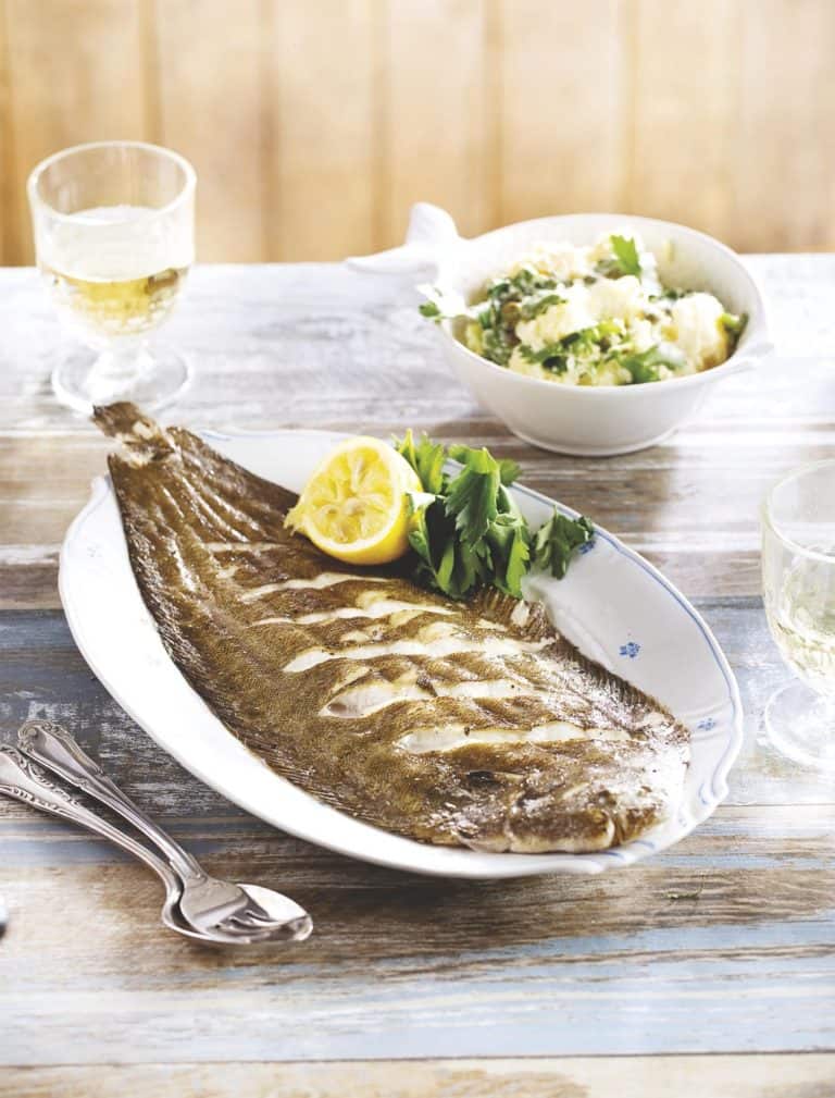 Zeetong met peterselie en aardappelsalade