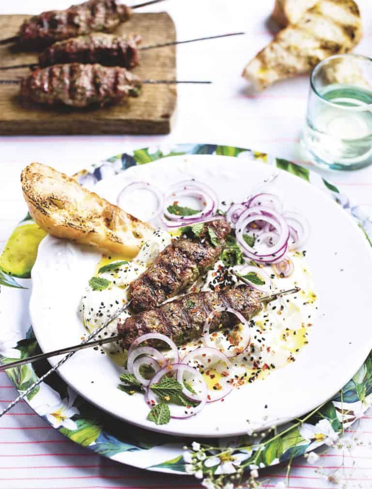 Lamskebab met yoghurt en munt-knoflookolie