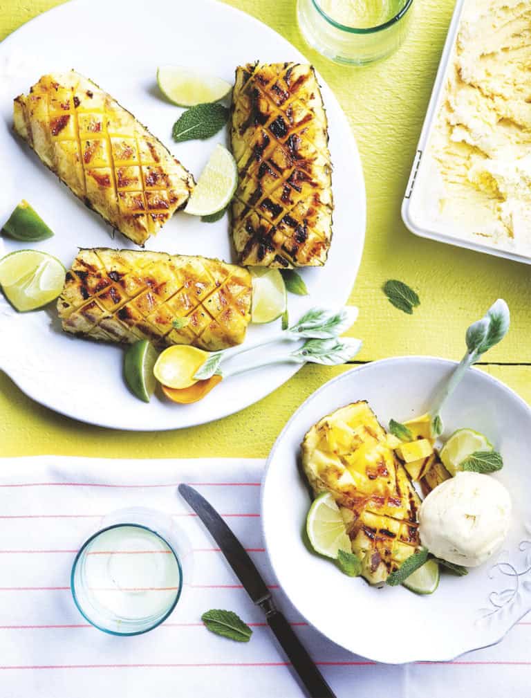 BBQ-ananas met vanilleroomijs