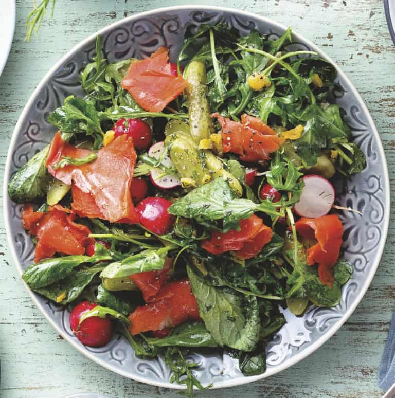 Gerookte zalm met augurk en radijs