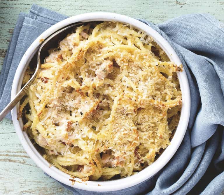 Gegratineerde pasta met gerookte kip en kruidenroomkaas