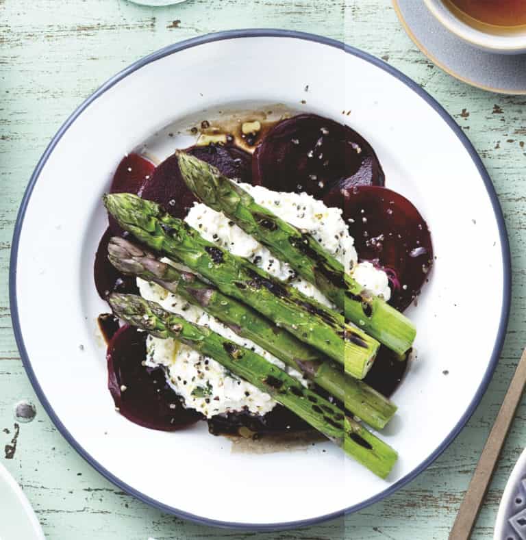 Rode bieten met ricotta en gebakken groene asperges