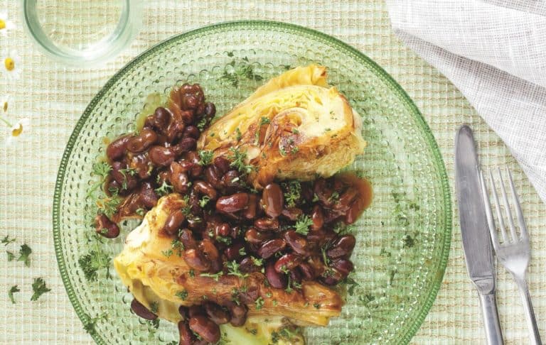 Gesmoorde spitskool met chilibonen en kerrie