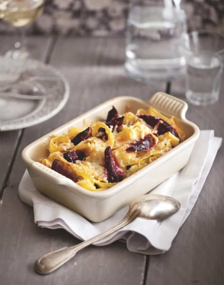 Gegratineerde pasta met rode biet