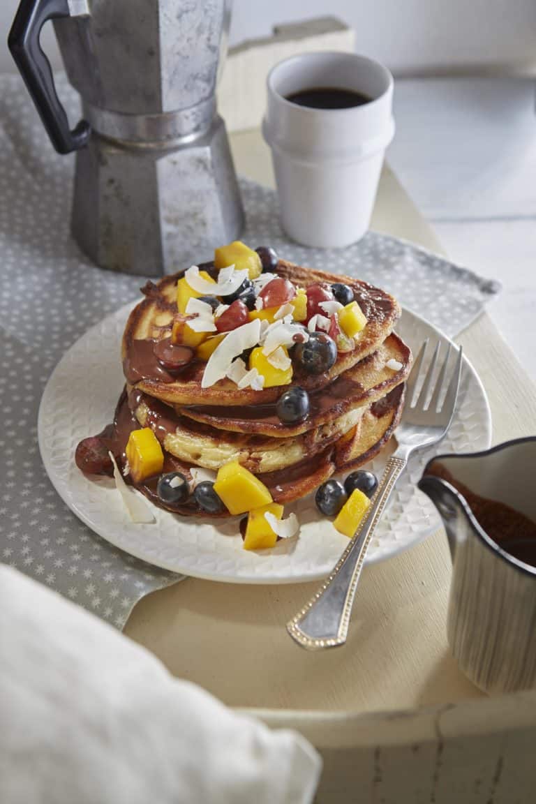 Pancakes met chocoladesaus en fruit