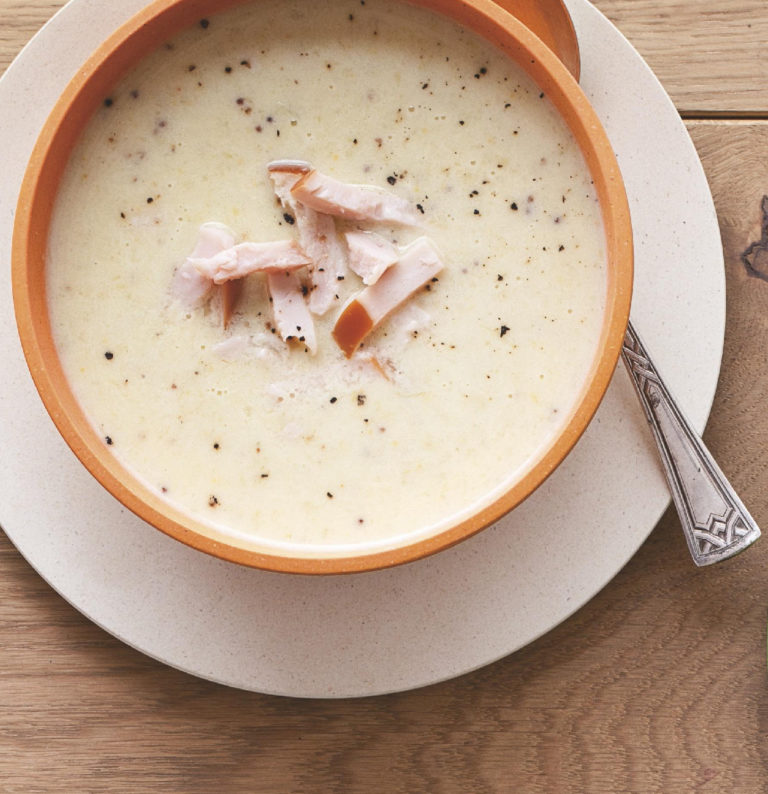 Aardappel-preisoep met gerookte kip