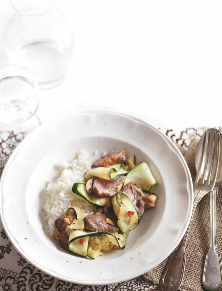 Eend met gember, knoflook en courgettelinten
