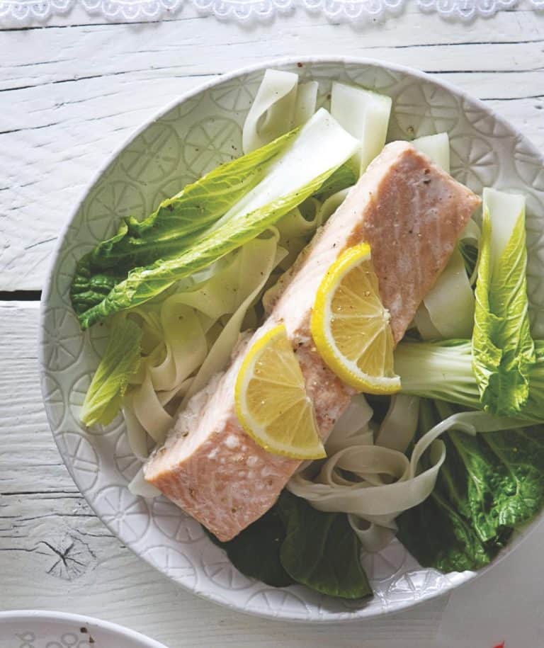Gestoomde zalm met noedels en paksoi