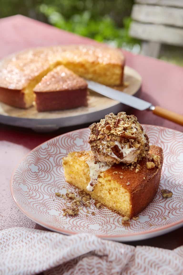 Polentacake met vanille-ijs en gerookte pecancrunch