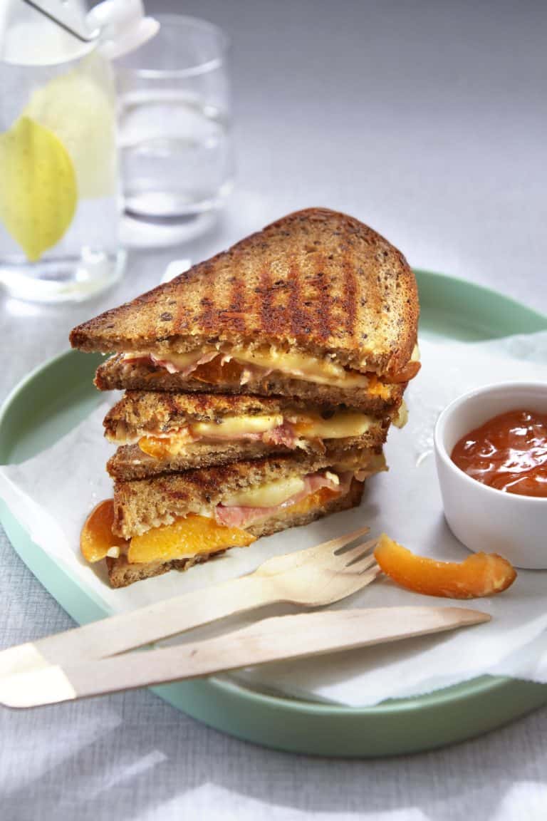 Grilltosti met rauwe ham, brie en abrikozen